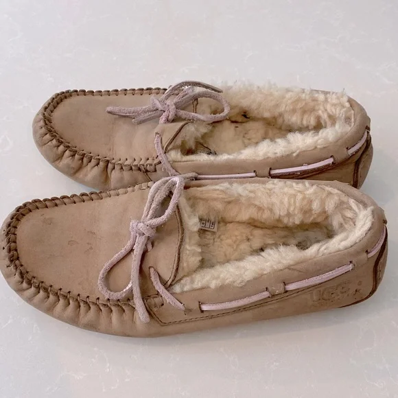 UGG women’s Dakota moccasin slippers (size 6) - Picture 2 of 3